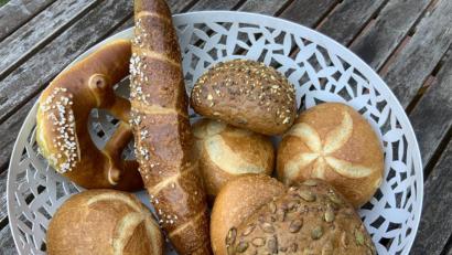 Bild: Elke Summer
Heute lecker, morgen alt: Semmeln und Brezn im Frühstückskorb