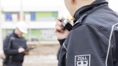 Bild: Bildungs- und Wissenschaftszentrum der Bundesfinanzverwaltung/exb
Symbolbild: Zollbeamte bei ihren Ermittlungen. In einem Fall führten diese dazu, dass das Hauptzollamt Regensburg einen Sozialbetrug aufdeckte. In dessen Folge wurde ein im Landkreis Amberg-Sulzbach ansässiges Ehepaar vom Amtsgericht Regensburg zu einer Geldstrafe bzw. zu einer Bewährungsstrafe verurteilt.