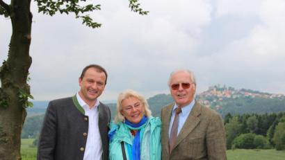 Bild: fz
Der letzte Herzog von Leuchtenberg. Herzog Nicolaus (rechts) stammt aus der russischen Linie der Leuchtenberger. Bürgermeister Anton Kappl (links) freut sich, dass sich die historische Ortsfreundschaft aufgebaut hat.