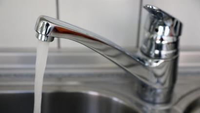 Bild: Wolfgang Steinbacher
Wenn Gebäude oder Wohnungen derzeit wegen des Coronavirus leer bleiben, sollte das Wasser dennoch ab und zu aufgedreht werden.