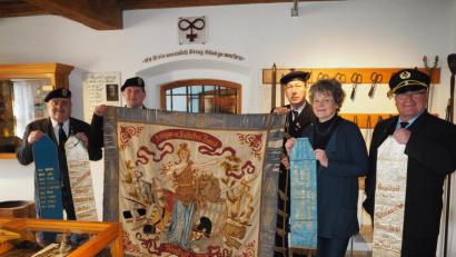 Bild: krb
Der Kreisvorsitzende der Soldatenkameradschaft, Heinrich Scheidler (rechts), freut sich, dass die Fahnen einen Platz im Museum gefunden hat. Mit dabei sind Vorsitzender Engelbert Eckart (links), Henry Rehfeldt (Dritter von rechts), Heinrich Peter (Zweiter von links) und Museumsleiterin Ursel Wiechert (Zweite von rechts). Das Bild wurde vor der Coronakrise aufgenommen.