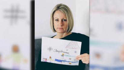 Bild: wro
Das Bild hat die kleine Tochter gemalt. "Den Text habe ich hinzugefügt", erklärte die Wiesauerin Stefanie Pschierer, die sich vor wenigen Tagen mit einer Videobotschaft an die Menschen wandte.