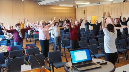 Bild: Bühner
Ältere tun auch immer mehr für ihre Fitness, so wie hier beim Orthopädietag 2020, und können so länger im Arbeitsleben bleiben.