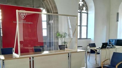 Bild: kök
Standesbeamte und Brautpaare werden durch eine Glasscheibe getrennt.