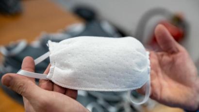 Bild: Daniel Karmann/dpa
Diese Makse enthält Vlies. Ein aktuell begehrtes Material, da aus ihm auch OP-Masken bestehen.