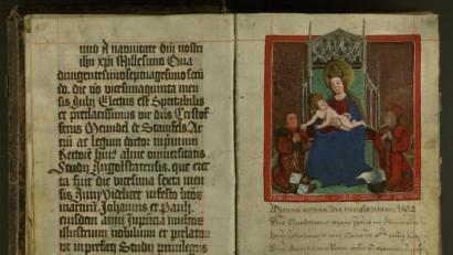 Bild: Universitätsarchiv LMU
Das Stifterblatt im Matrikelbuch der Universität Ingolstadt aus dem Jahr 1472 zeigt Herzog Ludwig IX. (links) und Christoph Mendel von Steinfels (rechts) knieend im Gebet vor der Muttergottes.