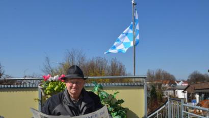 Bild: dob
Auf seiner Loggia bei seinem Eigenheim genießt der Jubilar an seinem Ehrentag die ersten wärmeren Sonnenstrahlen. Die neuesten Informationen holt er sich wie jeden Tag aus der Regionalzeitung "Der neue Tag".