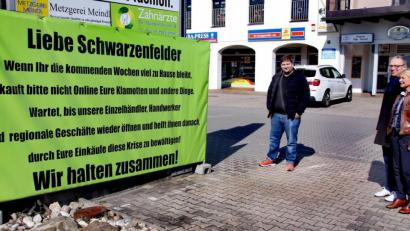 Bild: Thomas Dobler
Unternehmer Wolfgang Meier, Apotheker Thomas Wittleben und seine Frau Gabi, eine Markträtin (von links), vor Meiers großem Transparent auf dem Parkplatz der Ladenzeile. Ihr gemeinsamer Appell: Sich jetzt nicht online eindecken, sondern warten, bis die Einzelhändler, Handwerker und regionalen Geschäfte wieder öffnen. "Helft ihnen danach, durch Eure Einkäufe diese Krise zu bewältigen!"