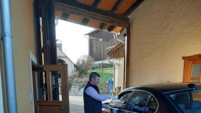 Bild: edo
Einen kreativen Weg, mit dem man Kunden auch in der Coronakrise mit der nötigen Distanz mit Karpfen, Forelle und Schnitzel versorgen kann, geht Christian Lang. Durch das geöffnete Autofenster werden die Speisen am "Drive In"-Schalter des Gasthofs "Zur Holzmühle" gereicht.