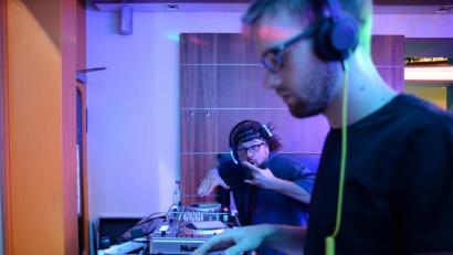 Bild: brü
DJ Dr. Love (hinten) sorgt in Amberger Clubs regelmäßig für guten Sound. Das Bild entstand 2018 bei einer Silent Disco mit DJ Vars im Zentral.