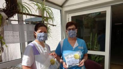 Bild: Marina Fink/exb
Schwestern im Caritas-Seniorenheim St. Barbara in Sulzbach-Rosenberg mit selbstgenähtem Mund-und-Nasen-Schutz einer Maßschneiderei.