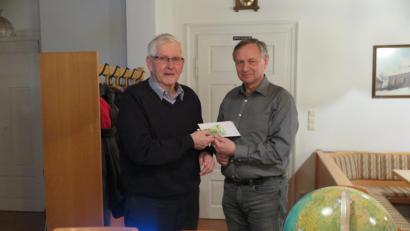 Bild: jzk
Lotar Wagner (links) bedankte sich für die Geldspende für Tanzania von Kurt Scharf.