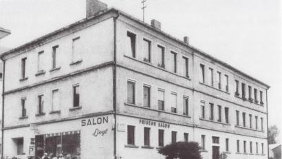 Bild: Stadt Schönsee/exb
Das alte Schulhaus war ein beachtlicher Bau, in dem nach der Nutzung als Bildungsstätte Eigentumswohnungen und auch ein Friseurgeschäft untergebracht waren.