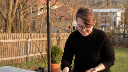 Bild: exb/Kappl
Eva Kappl findet in der freiwilligen Quarantäne Trost bei der Gartenarbeit und freut sich auf die Pflanzen, die sie während dieser Zeit ausgesät hat.