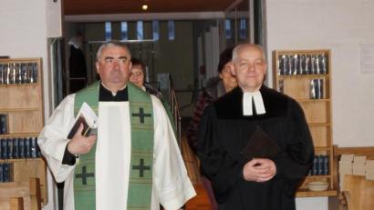 Archivbild: weu
Dekan Kaufmann (links) und Pfarrer Norbert Schlinke haben für Karfreitag eine ökumenische Andacht zusammengestellt, die in den Kirchen abgeholt oder über den Youtube-Kanal „Kirche dahoam“ angehört werden kann.