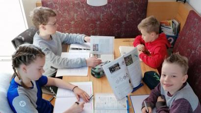 Bild: Teplitzky/exb
Schule findet zur Zeit in vielen Familien am Esstisch statt. Rosa (6b), Benno (8a) und die Zwillinge Leo und Emil (dritte Jahrgangsstufe) beim "Home-Schooling" der Familie Teplitzky.