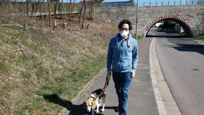 Bild: Gollwitzer/exb
Wenn Johannes Gollwitzer mit seinem Hund spazieren geht, muss er einen Mundschutz tragen. Er ist wegen seiner Mukoviszidose-Erkrankung Risikopatient. Eine Ansteckung mit dem Coronavirus wäre lebensgefährlich.