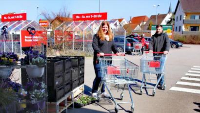 Bild: Thomas Dobler
Zwei aus dem neuen Helfernetzwerk: Kristina Betz von der Musikkapelle und Initiator Peter Neumeier. Sie engagieren sich für die Einkaufshilfe für besonders gefährdete Risikogruppen.