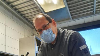 Bild: Brunner/exb
Karsten Heßing, Kassier der Stiftlandgriller, unterstützt während der Coronakrise das Küchenteam des BRK-Seniorenheims Haus Mühlbühl in Tirschenreuth.