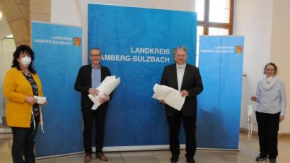 Bild: Christine Hollederer/exb
In der Zeit des sozialen Miteinanders ist der Abstand groß: Der Riedener Bürgermeister Erwin Geitner (Zweiter von links) war einer der ersten, der für seine Gemeinde im Landratsamt Vliesstoff abgeholt hat. Landrat Richard Reisinger informierte sich zu diesem Zeitpunkt gerade bei Silke Kunz (rechts) und ihrer Helferin Maria Bogner (links), ob die versprochene Lieferung aus München tatsächlich angekommen ist.