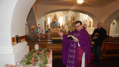 Bild: Maria Wagner/exb
Pfarrer Konrad Amschl weiht am Freitagvormittag in der Stadtpfarrkirche Bärnau die Palmbüschel, Kreuzchen und Kränze. Mesner Werner Jobst (rechts) trägt das Weihwasser.