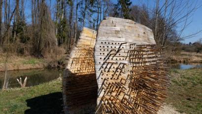 Bild: Stefanie Gradl
Etliche Holzstöckchen fehlen in dem Kunstwerk "Hölzer für die Welt" an den Vilsecker Vilsauen. Die Kunstfrevler schürten damit wohl ein Lagerfeuer.