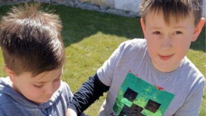 Bild: exb
In „Heimarbeit“ haben die Kommunionkinder, teilweise unterstützt durch Geschwister, die Palmbüschel gebastelt.