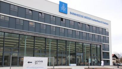 Bild: Thomas Dobler
Der Aufruf des St.-Barbara-Krankenhauses (im Bild der kürzlich eröffnete Neubau), dass sich Freiwillige für die Versorgung im Haus oder für andere Dienste melden sollen, ist auf offene Ohren gestoßen.