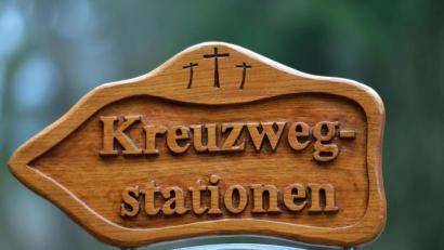 Bild: exb
Das Hinweisschild zum Kreuzweg in Pullenreuth.