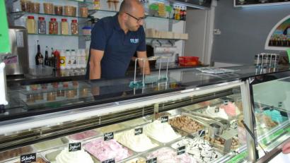 Bild: gsp
Die Zeit der Entbehrung ist vorbei. Eisschlecken ist vielerorts im Landkreis Amberg-Sulzbach und der Stadt Amberg wieder möglich, allerdings nur auf Bestellung und unter besonderen Auflagen.