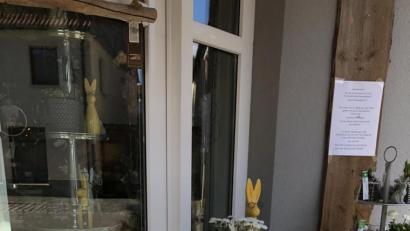 Bild: Anneliese Andörfer/exb
Vor ihrem Blumenladen in Mitterteich stellte Floristin Anneliese Andörfer Blumen und Dekoartikel zum Mitnehmen gegen Vertrauenskasse bereit.
