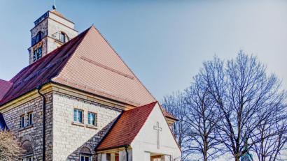 Bild: njn
Ab Samstag läuten täglich um 19.30 Uhr die Glocken der Martin-Luther-Kirche (links) und der Pfarrkirche Mariä-Himmelfahrt (rechts) zum Gebet.