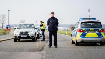 Bild: Nicolas Armer/dpa
Polizisten kontrollieren die Ortsein- und Ausfahrt von Mitterteich. Das Landratsamt in Tirschenreuth verlängerte am Mittwoch die Ausgangssperre um eine Woche bis Gründonnerstag.