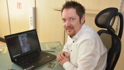 Bild: dob
Nachdem es persönlich nicht möglich war zur Geschäftseröffnung ins Nachbarhaus zu kommen, schaltete sich Bürgermeister Andreas Wutzlhofer einfach per Skype zu und übermittelte Michael Stich die besten Glückwünsche zur Neueröffnung seines Büros, gleich neben dem Rathaus.