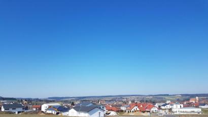 Bild: gi
Auf acht von bereits 12 verkauften Bauparzellen im Baugebiet „Steinling III“ in Moosbach stehen bereits schmucke Wohnhäuser. Die Nachfrage ist groß, so dass der Markt umgehend weitere 12 Bauplätze erschließen und zur Bebauung freigeben will.