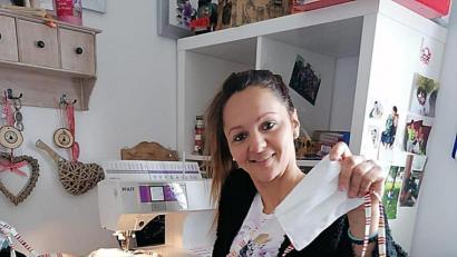Bild: sck
Sie ist eine von elf Damen: Näherin Alicja Kositorz lässt für „auerbach-hilft.com“ die Nähmaschine surren, um Gesichtsmasken herzustellen.