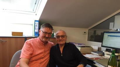 Archivbild: Heidi Stangl/exb
So viel Nähe war vor der Krise: Das Bild vom Stullner Bürgermeister Hans Prechtl (links) mit Italo Zappa entstand im September 2019 im Möbelhaus der Familie Zappa in Brozzo.