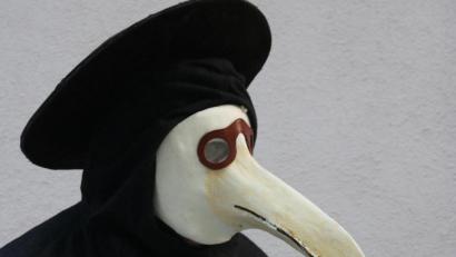 Bild: mfh
Im langen Schnabel der Maske befanden sich wohlriechende Kräuter.