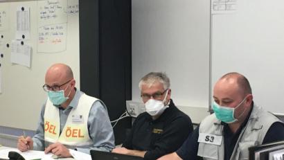 Bild: phs
Sebastian Windschügl (links) vom Roten Kreuz ist einer der örtlichen Einsatzleiter im Lagezentrum Katastrophenschutz in Neuhaus. Hier wird er von Ludwig Grasser von der Weidener Feuerwehr (Mitte) und Jürgen Haider von der Kreisfeuerwehrführung unterstützt.