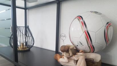 Bild: Christopher Dotzler
Beim Kicken zu Hause, sind die Holz-Engel in Mitleidenschaft gezogen worden.