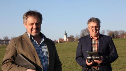 Bild: exb
Unterwegs mit Kamera und Schreibblock - so kennt man sie in der ganzen Region: Den Zwillingen Josef Rosner (links) und Konrad Rosner - hier im Bild vor der Kulisse ihres Heimatorts Konnersreuth - macht die Arbeit als Berichterstatter viel Spaß. Daran wird auch der anstehende 60. Geburtstag nichts ändern, wie sie betonen.