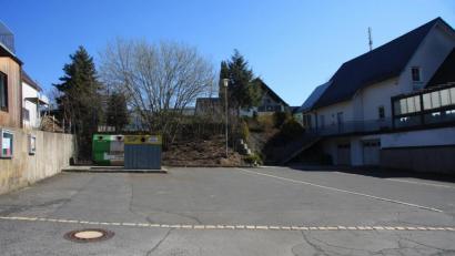 Bild: wro
In die Neugestaltung der Ortsmitte werden auch der vorhandene Parkplatz und die bisherigen Stellflächen für die Container einbezogen.