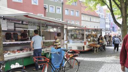 Archivbild: Karin Wilck
Der Bauern- und Wochenmarkt ist derzeit von der Stadt Weiden untersagt. Einige Händler suchen sich nun alternative Stellplätze.