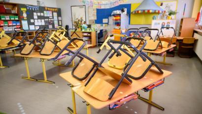 Bild: Sebastian Gollnow/dpa
Stühle stehen in einer Grundschule nach Ende der letzten Unterrichtsstunde auf den Tischen.