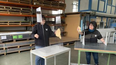 Bild: AcrySign/exb
Die gebogene Variante aus PETG Kunststoff (links) stellt Andreas Szak in Tirschenreuth her. Der Kunststoffhersteller hat aber auch das Plexiglas-Stecksystem, das sein Bruder Rüdiger Szak in Nürnberg produziert, auf Lager.