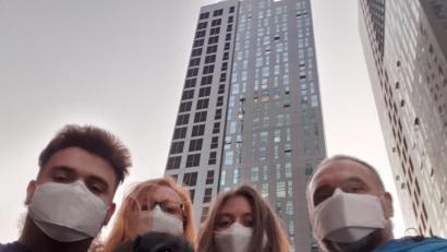 Bild: ui
Eric, Silvia, Jule und Marco Wenzl (von links) berichten von ihrem Leben in Seoul während der Corona-Pandemie. Mit auf dem Bild Dackel "Benny".