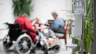 Bild: Jonas Güttler/dpa
Ein Desinfektionsmittelspender hängt in einem Seniorenheim. In Bayern gibt es vorerst einen Aufnahmestopp für Pflegeheime.