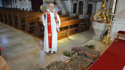 Bild: jr
Pfarrseelsorger Pater Benedikt Leitmayr segnete am Sonntagvormittag in der Konnersreuther Pfarrkirche über 200 Palmbuschen, die im Anschluss durch Mitglieder der KAB zu den Familien gebracht wurden. Mit dem Palmsonntag beginnt die Karwoche, mit der sich die Christen auf das Osterfest vorbereiten.