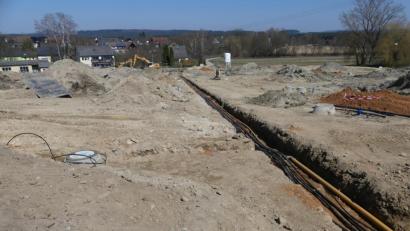 Bild: rn
Einer Hügel- und Grabenlandschaft gleicht das Baugebiet Esperngasse Ost. Rechts oben ist das vorgegebene Regenrückhaltebecken erkennbar.