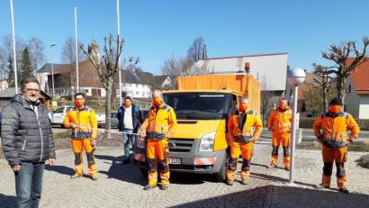 Bild: gis
Aus einer übrig gebliebene neue Hose für Mitarbeiter des gemeindlichen Bauhofes ließ Bürgermeister Franz Tauber einen Mundschutz für die Bediensteten anfertigen.